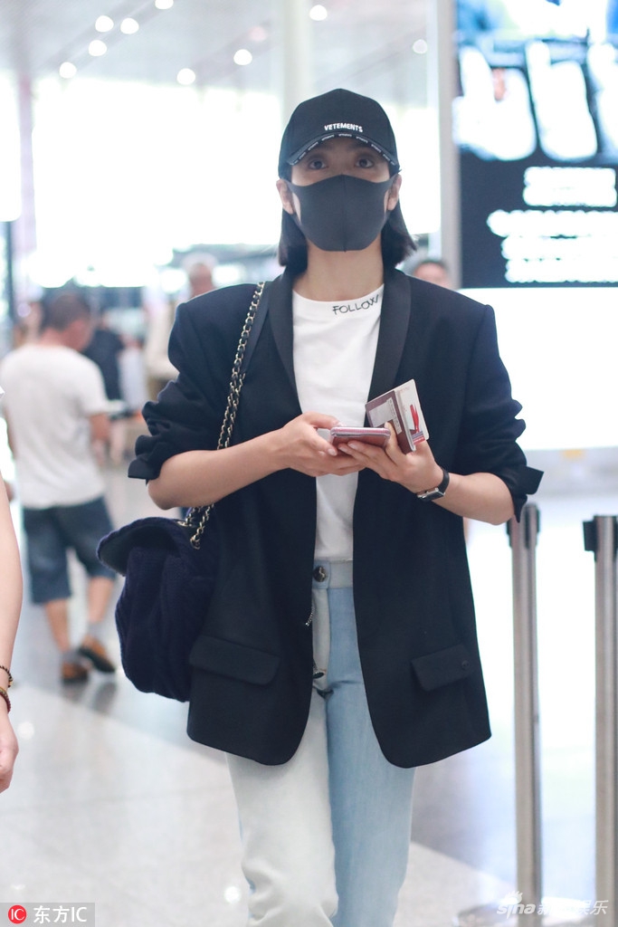 组图宋茜黑西装戴口罩低调现身行程忙碌满脸疲惫