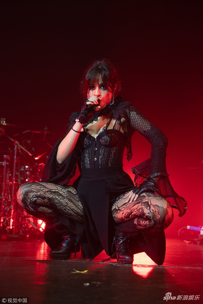 组图:卡妹一身黑衣亮相演唱会 劲歌热舞火力全开