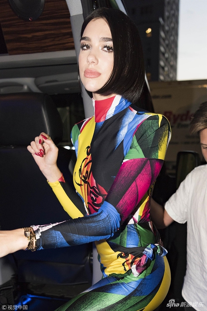 组图:杜瓦·里帕穿着花哨变花蝴蝶 深夜获粉丝围堵人气旺