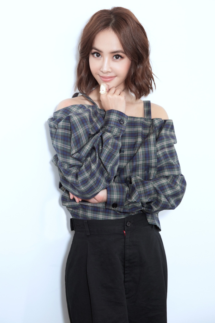 组图:蔡依林穿oversize西装凹造型 眼神凌厉表情到位霸气十足