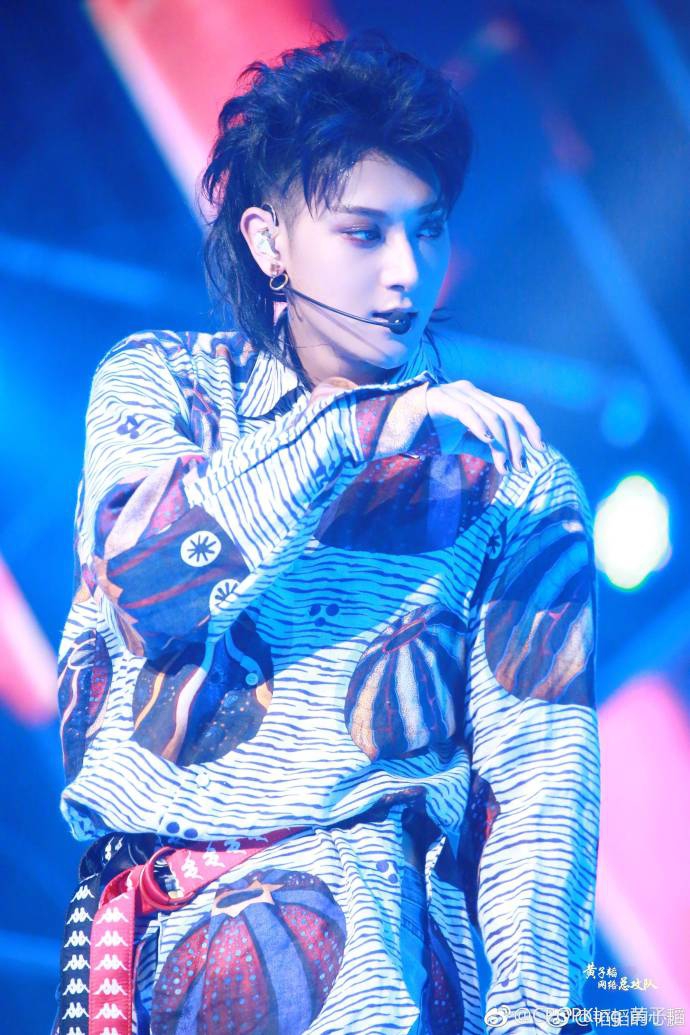 组图:黄子韬及肩狼尾头亮相演唱会 眼神魅惑撩人烟熏妆瞩目
