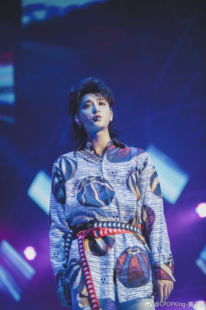 组图:黄子韬及肩狼尾头亮相演唱会 眼神魅惑撩人烟熏妆瞩目