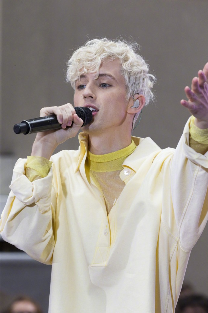 组图:戳爷最新杂志写真曝光 眼神忧郁低眸垂首展现精致五官