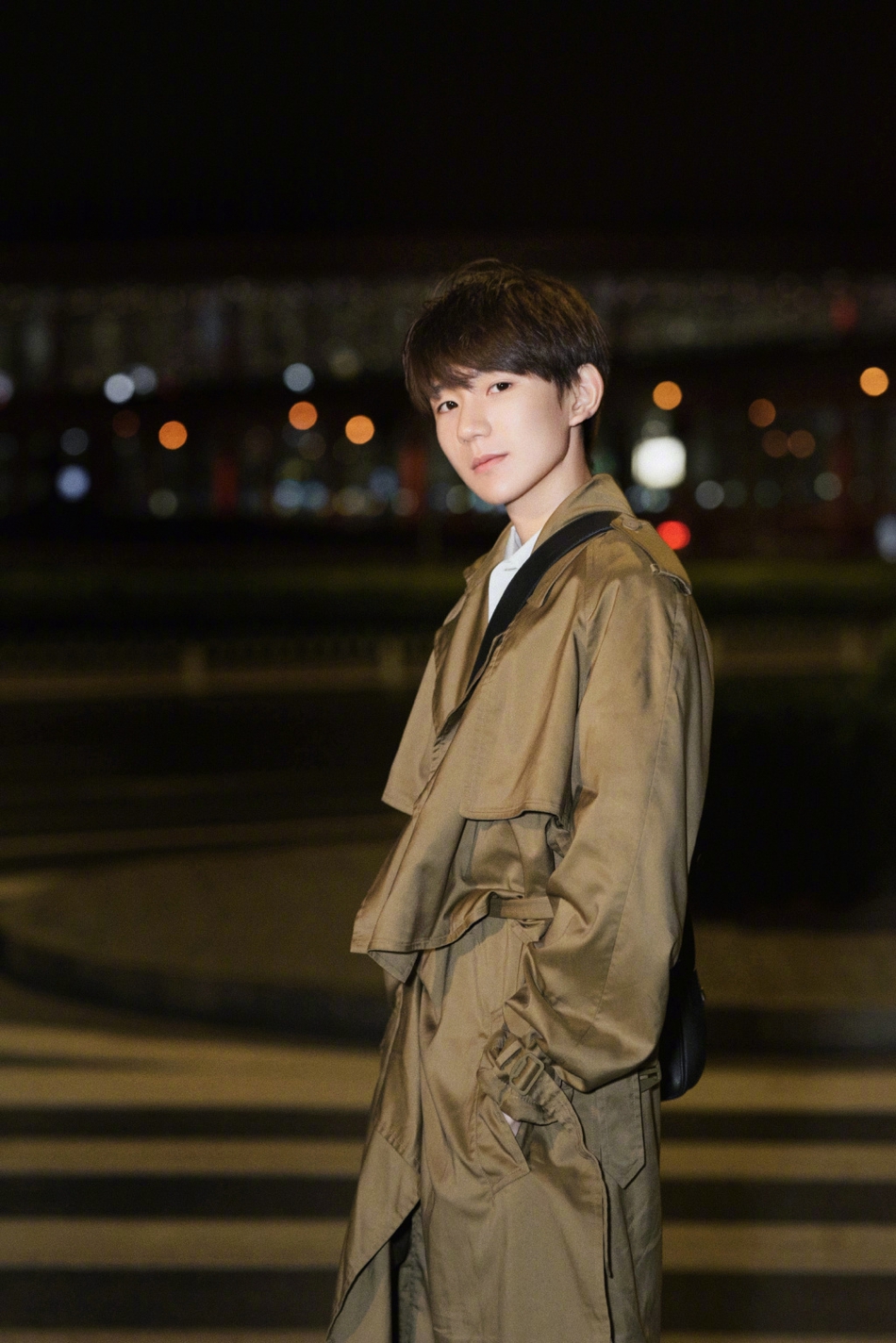 组图:王源深夜街拍化身风衣少年 帅气有型明眸似水_高清图集_新浪网