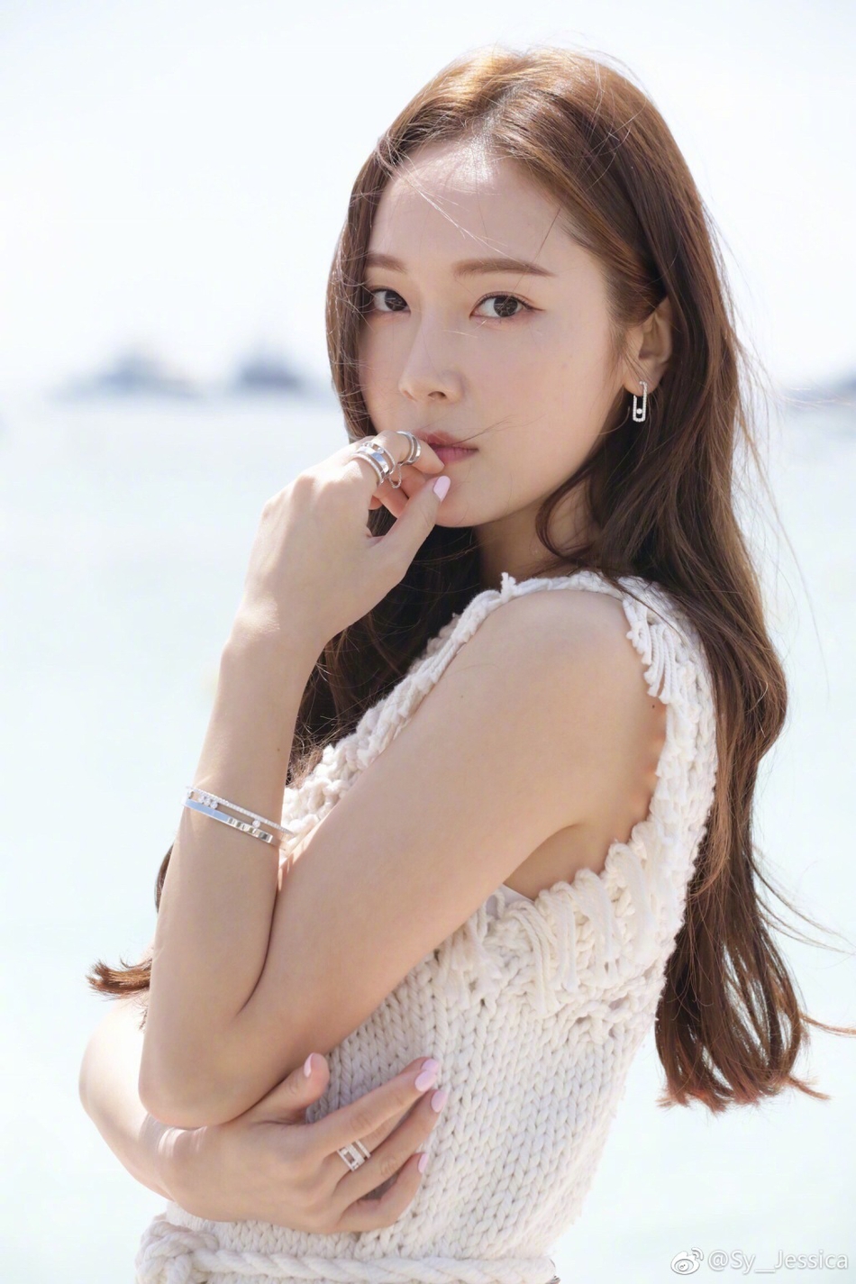组图:jessica简单look玩转度假风 丸子头清爽又少女