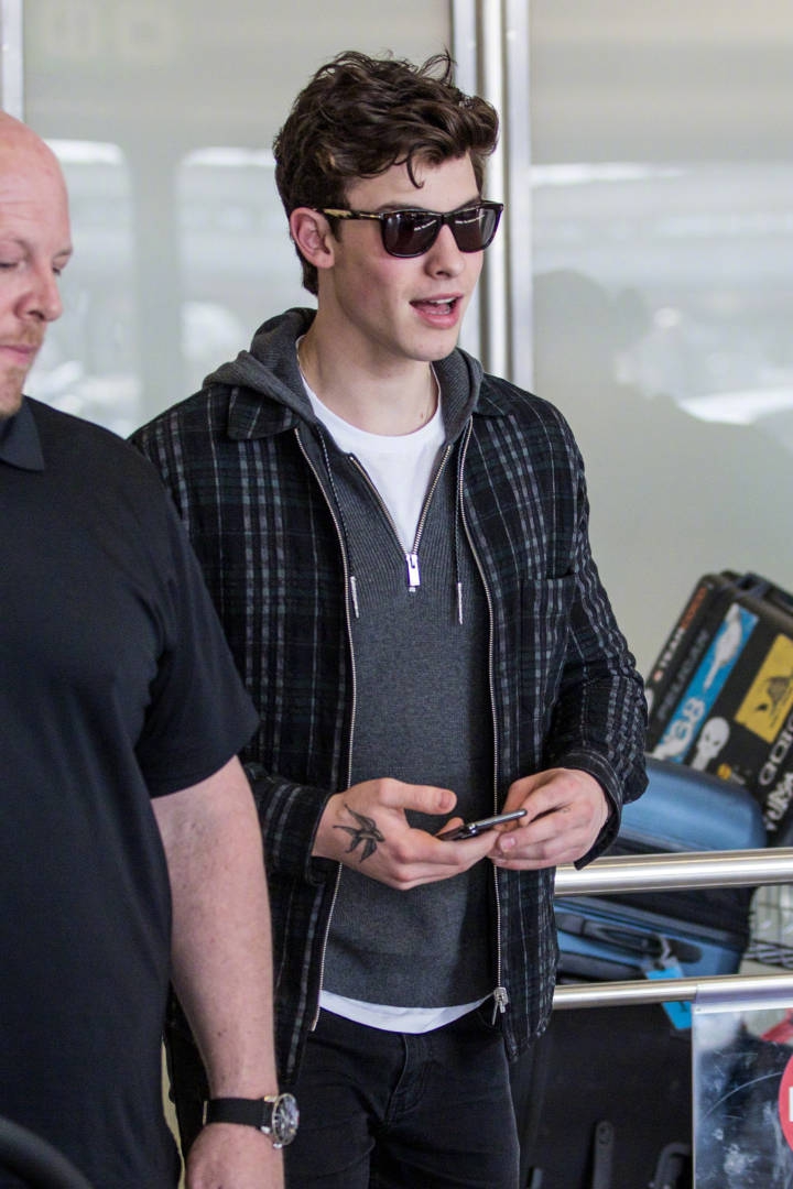 组图:萌德疑承认恋情后现身心情好 与粉丝亲密合影不吝拥抱