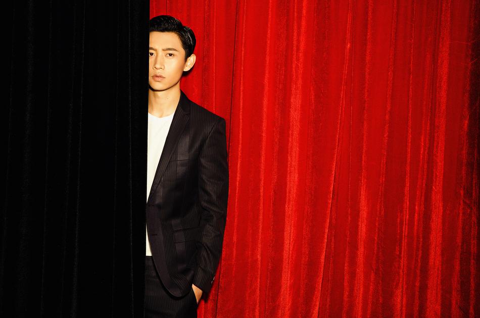 魏晨封面大片曝光 文艺复古眼镜展多面时尚