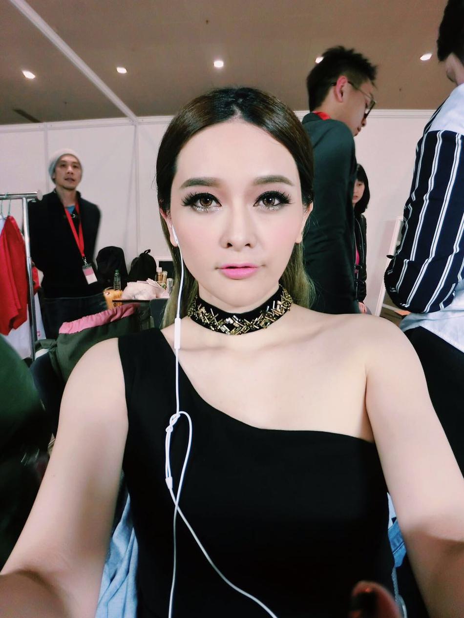 柳妍熙香港出席活动 黑色晚礼服显时尚优雅