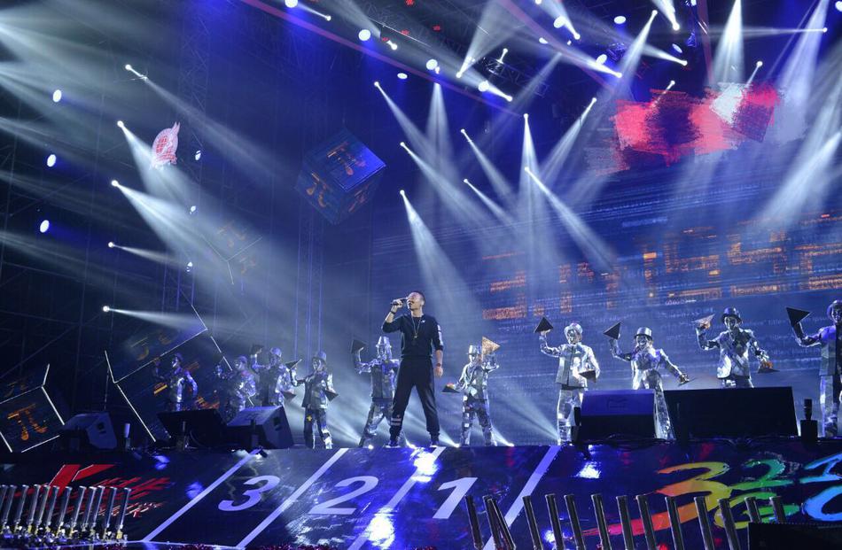 新浪娱乐讯 丁于受邀出席某晚会,现场演唱了《摇摆歌》和《派》等歌曲