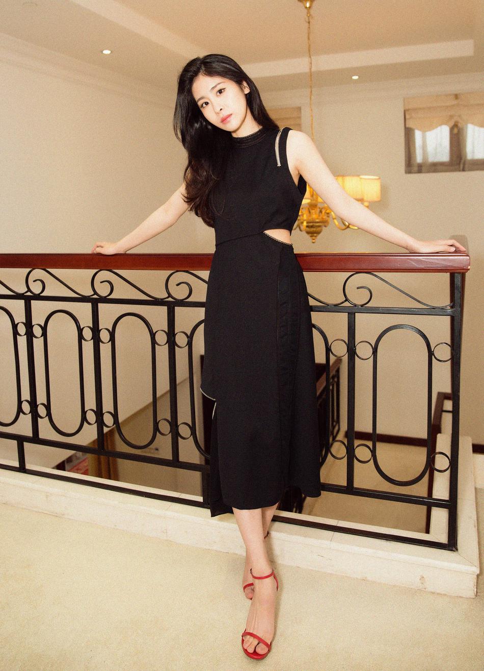 张碧晨黑色长裙优雅性感