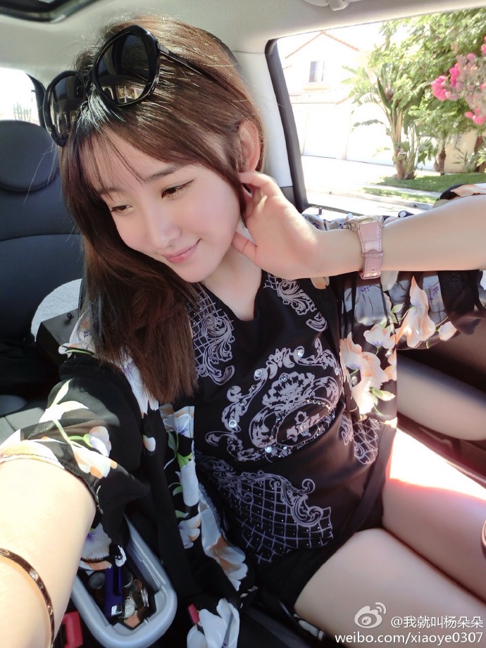 好声音张玮宣布结婚 94年妻子私照甜美可人