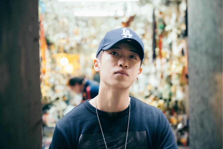 李聪最新街拍曝光 简单黑衣搭配展多面魅力