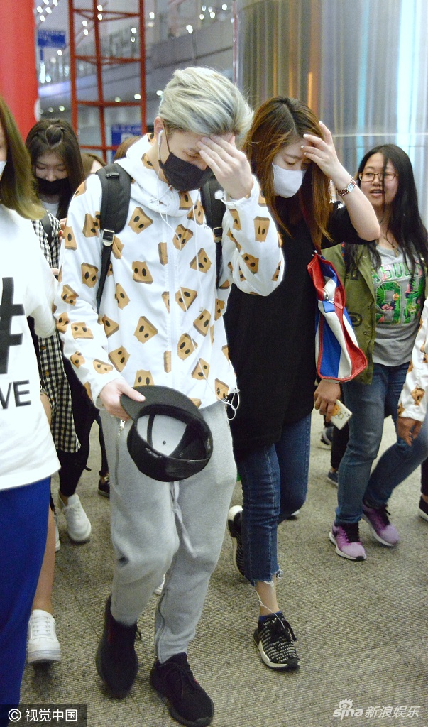 薛之谦现身被粉丝包围 众女助理贴心护驾