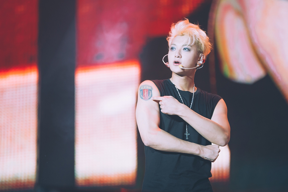 组图:黄子韬南京演唱会秀纹身 35秒做60个俯卧撑_高清图集_新浪网