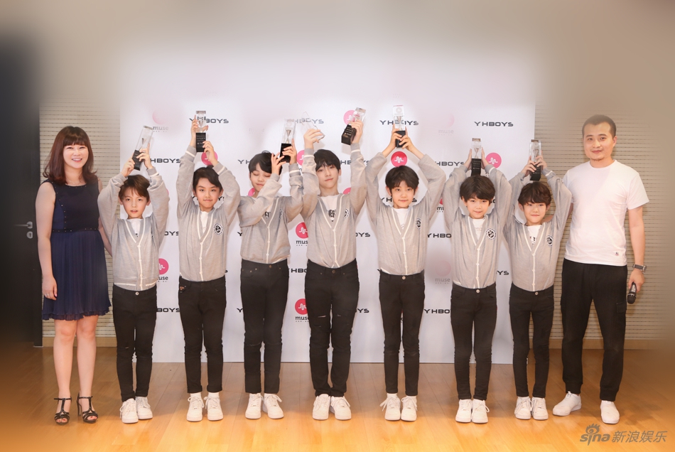 yhboys出席活动展青春活力