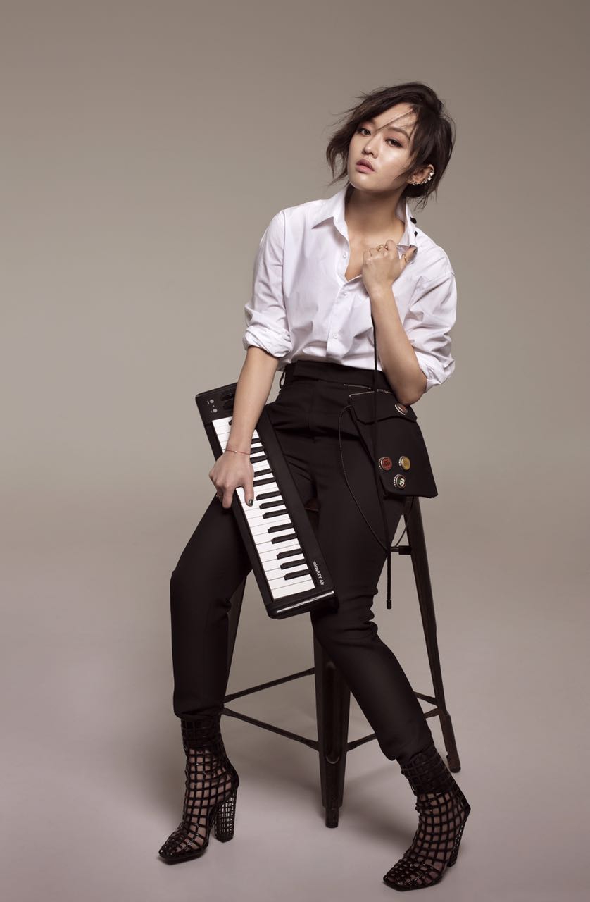 组图:陈明憙全新写真曝光 风格多变秀香肩_高清图集_新浪网