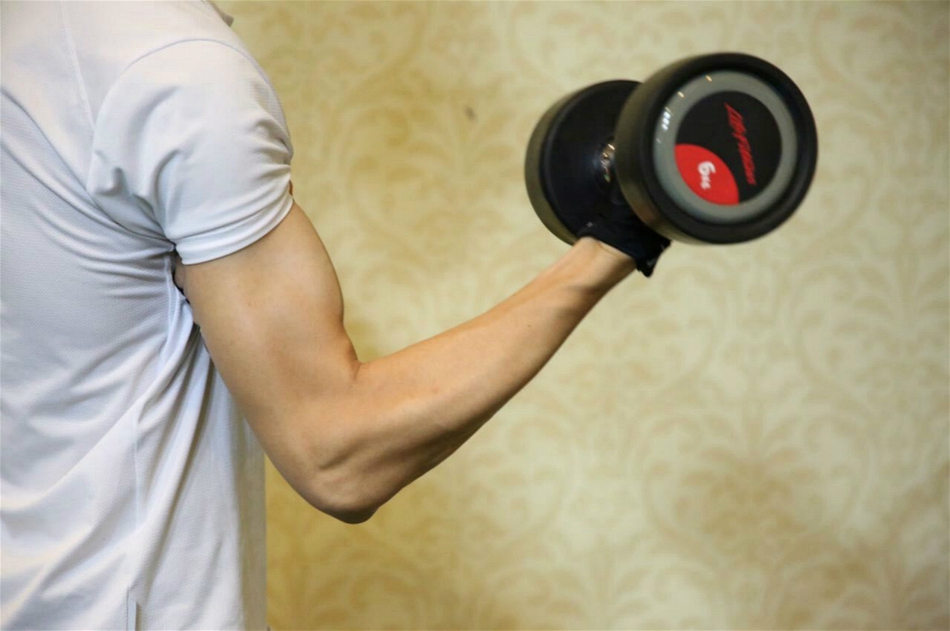 李行亮变健身狂魔 半裸上身演绎腹肌诱惑