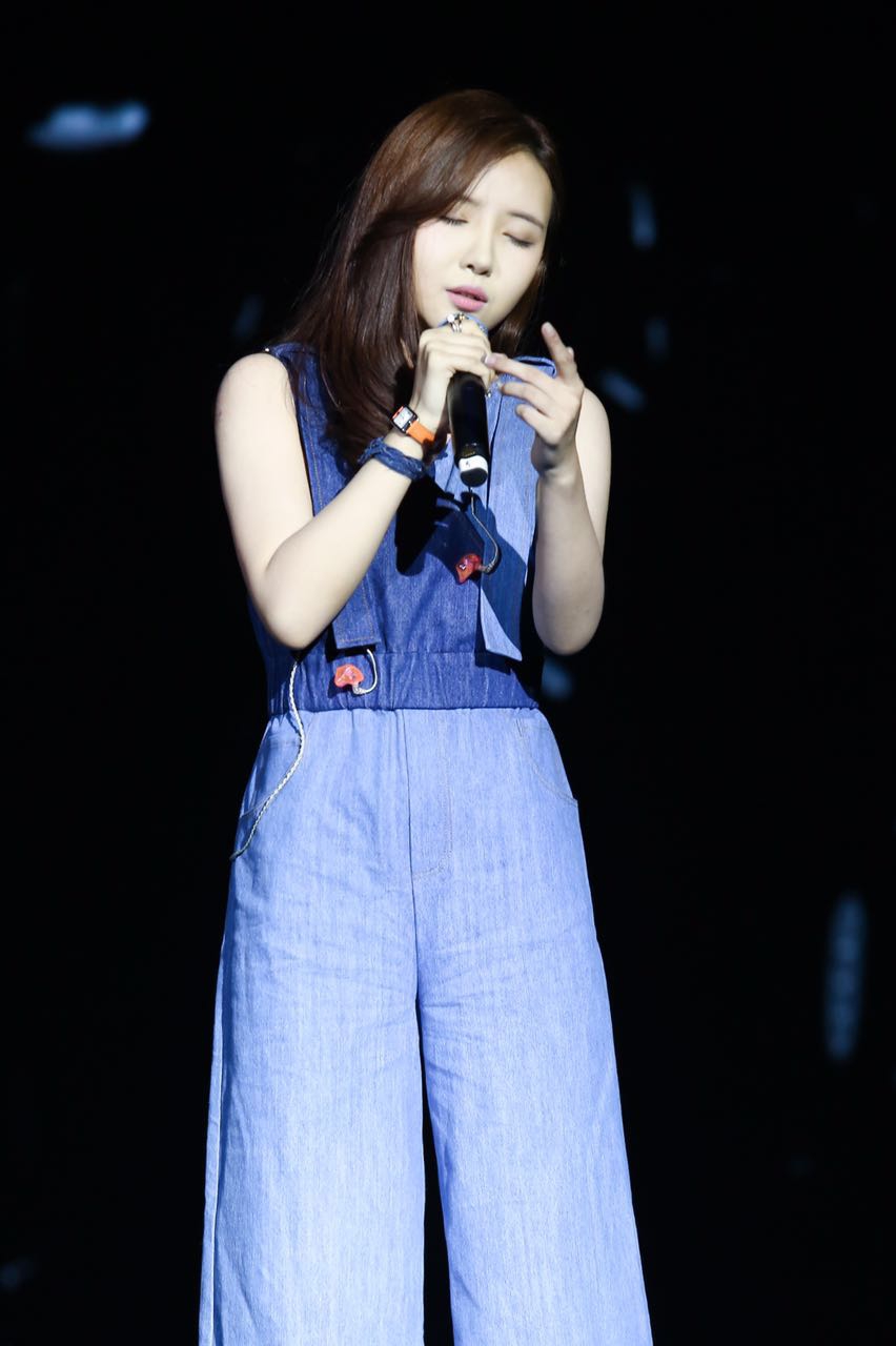 组图:刘美麟助阵母校活动 尽展青春活力