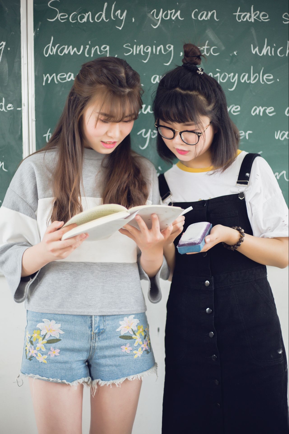 新浪娱乐讯 sunshine组合的成员cheryl和nancy一组六一儿童节写真曝光