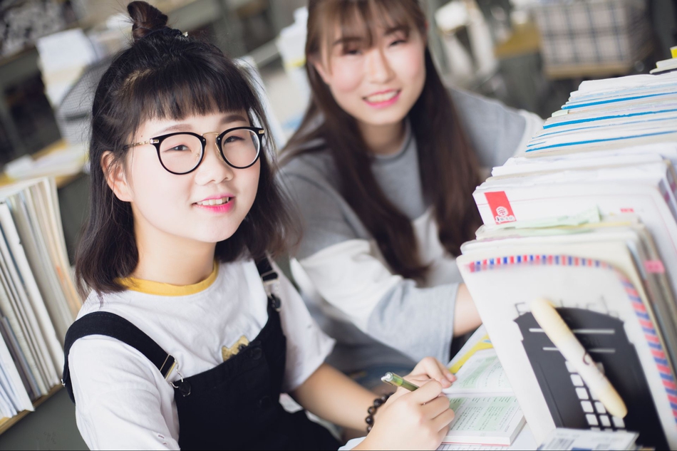 01 14:18:57 1 / 5 新浪娱乐讯 sunshine组合的成员cheryl和nancy一组