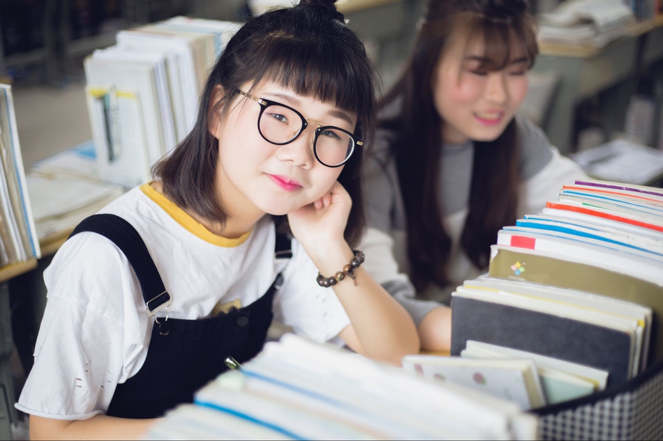 01 14:18:57 1 / 5 新浪娱乐讯 sunshine组合的成员cheryl和nancy一组