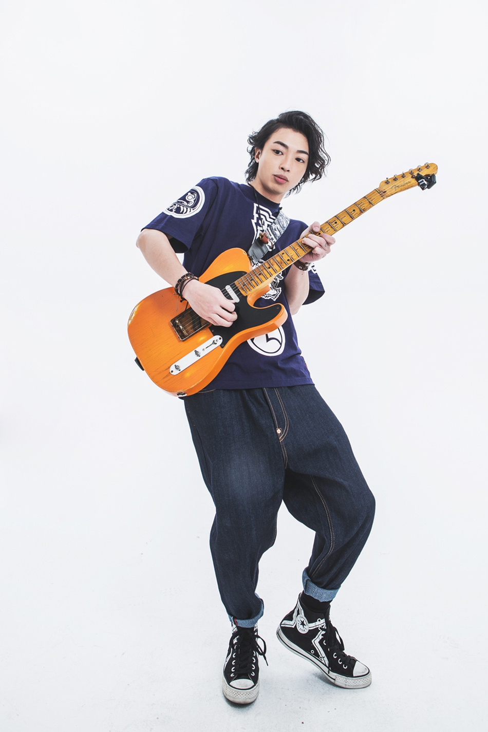 新浪娱乐讯 近日,杀手锏乐队曝光一组夏日穿搭写真.