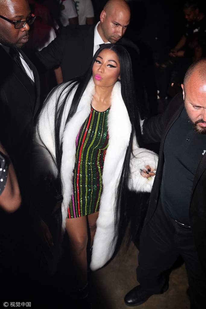 麻辣鸡裹貂绒大衣现身 嘟嘴瞪眼秒变表情包