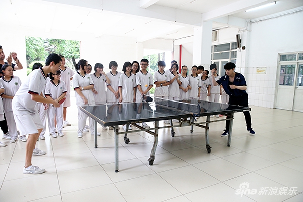 张艺兴与中学生切磋乒乓球