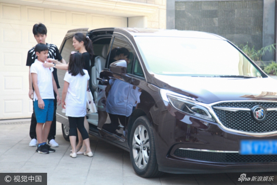 组图:张艺谋父亲节获妻儿陪伴 陈婷母子四人其乐融融_高清图集_新浪网