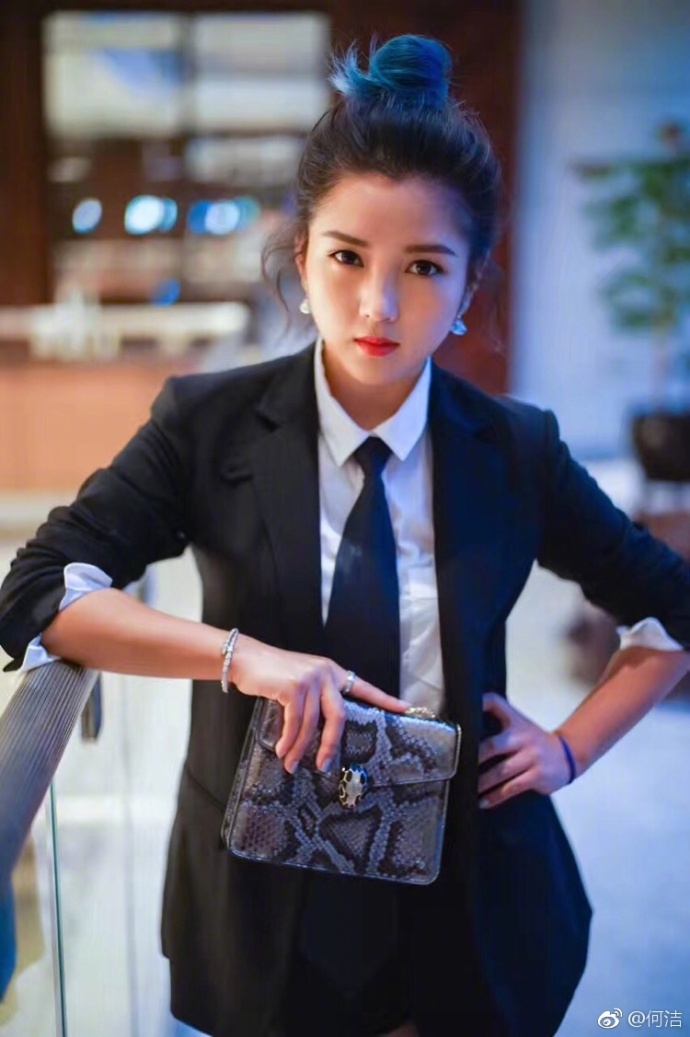 组图:何洁黑衣现身攻气十足 壁咚经纪人撩妹力max_高清图集_新浪网