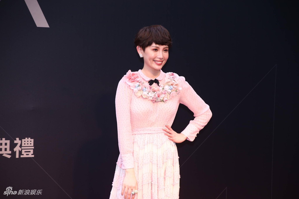 魏如萱娇俏现身金曲红毯 粉裙配绿鞋清新靓丽