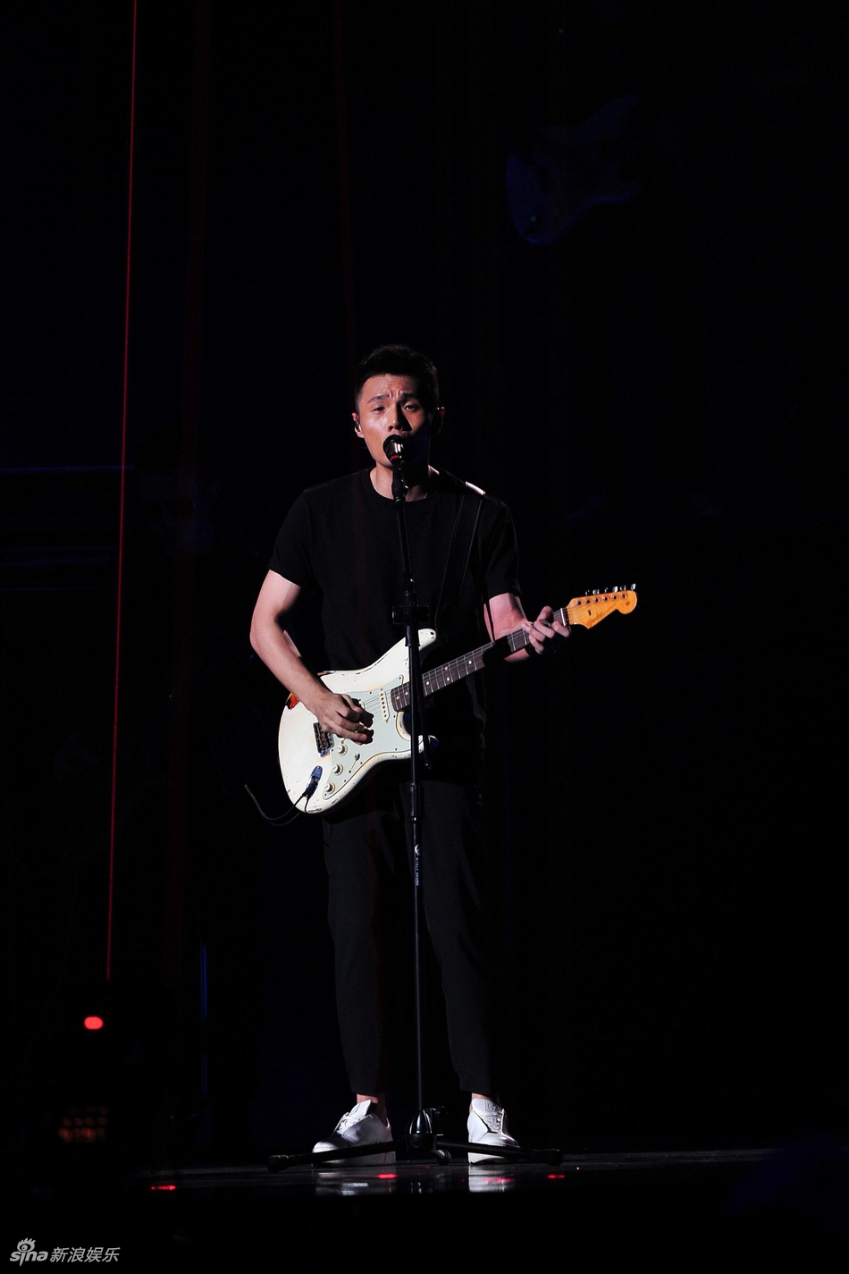 李荣浩金曲奖献唱摇滚串烧 热血活力超级燃