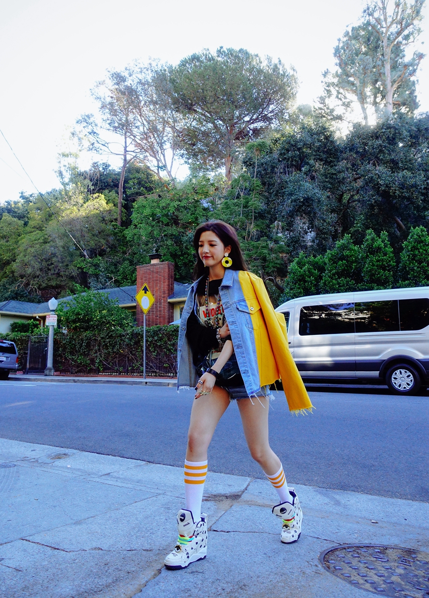 组图:shin吴思佳夏日写真曝光 嘻哈造型帅气俏皮