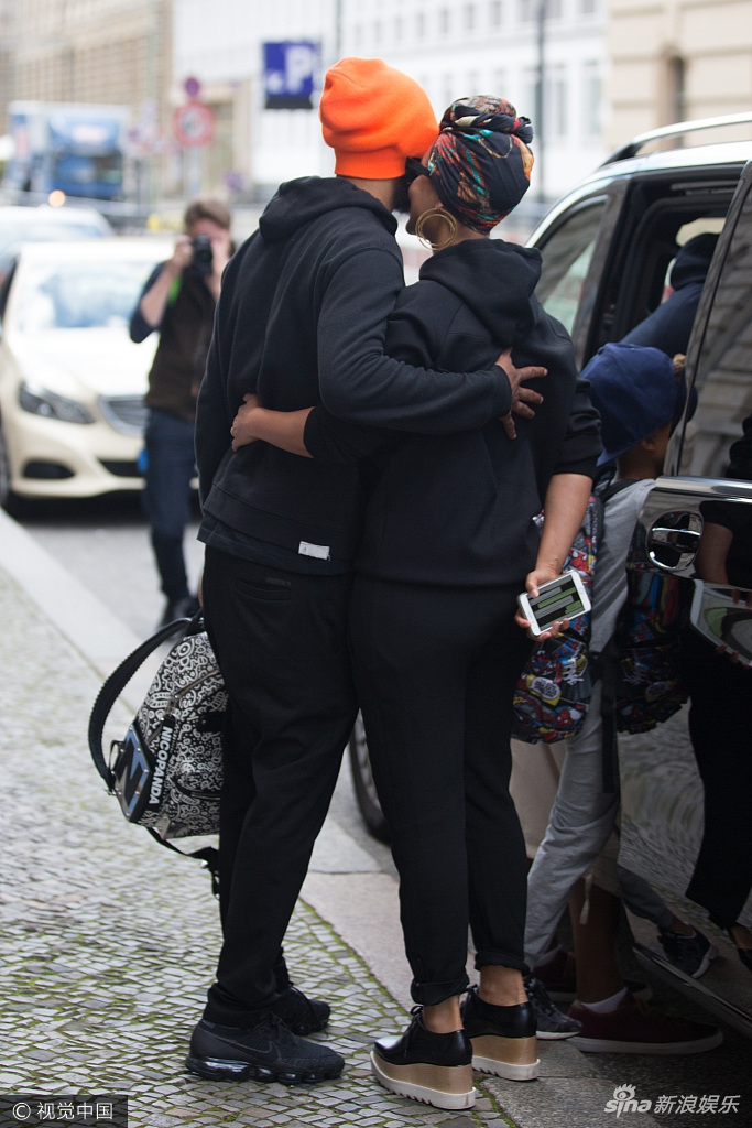 凯斯(alicia keys)与老公史威兹·毕兹(swizz beatz)现身柏林街头.