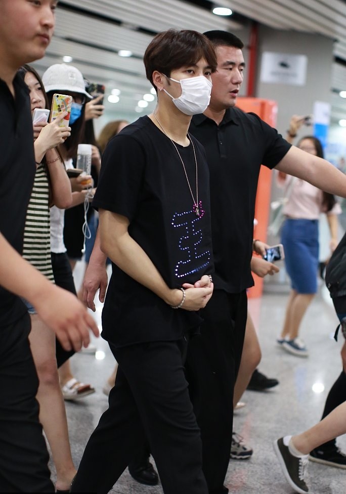 组图:实力宠粉!王嘉尔将粉丝灯牌竟贴身放衣服里_高清图集_新浪网