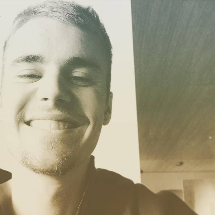 比伯自拍露牙齿