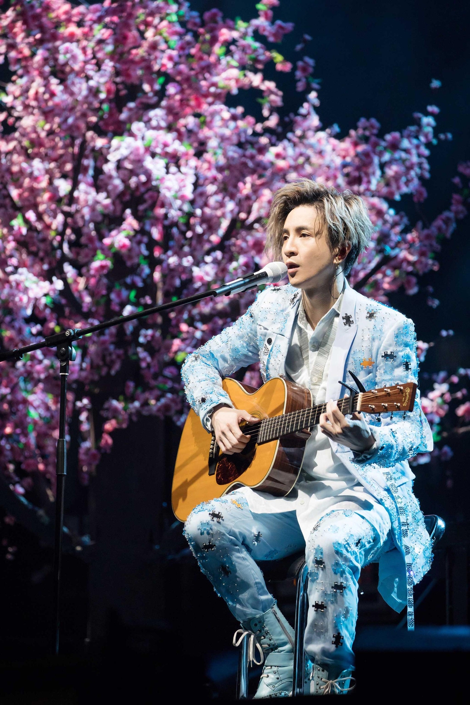 薛之谦昆明开唱火力全开舞蹈剧情寓意深刻