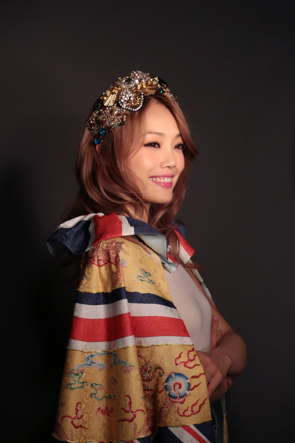 容祖儿"女王装"拍摄广告 自信微笑展风范