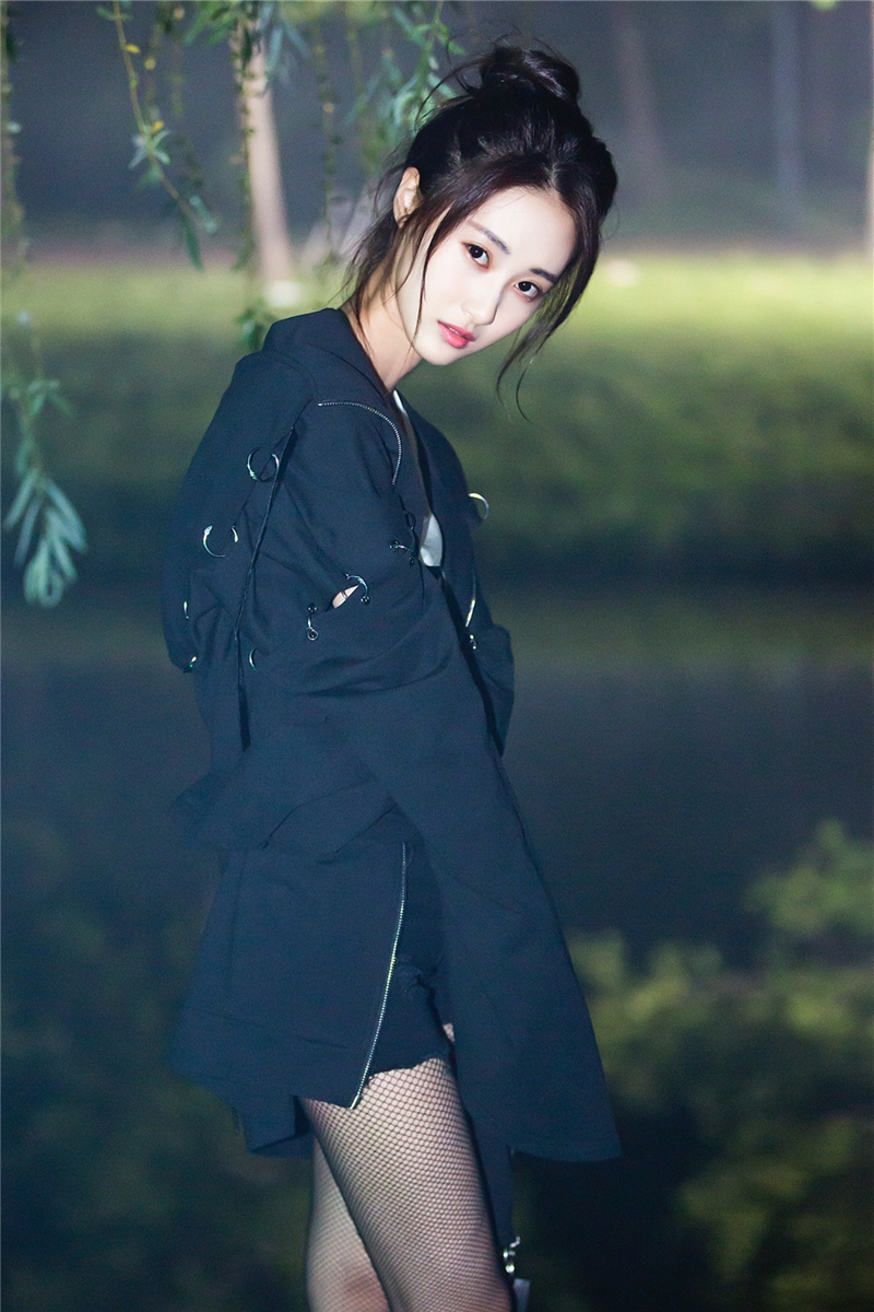 组图:新人马泽涵出演黄子韬新mv 形象清新甜美