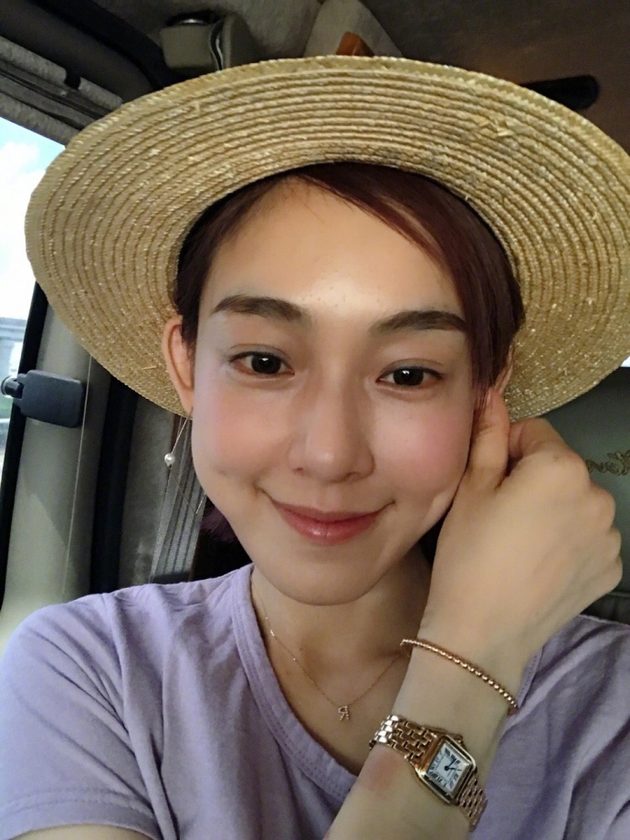 范玮琪自拍表情呆萌又可爱 轻吮手指酒窝迷人