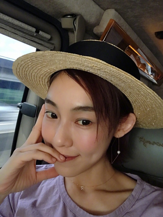 组图:范玮琪自拍表情呆萌又可爱 轻吮手指酒窝迷人_高清图集_新浪网