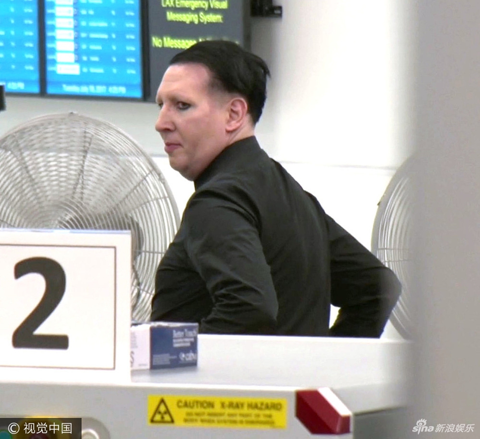 组图:玛丽莲-曼森竟素颜现身 脱鞋过安检面无表情_高清图集_新浪网