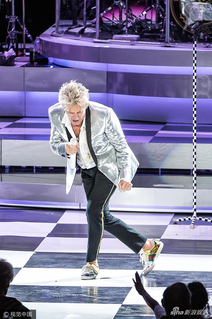 洛·史都华忘情献唱