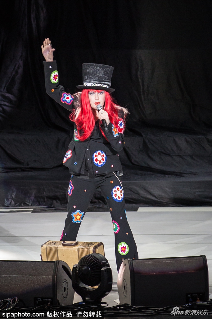 组图:辛迪-劳帕顶红发戴高帽献唱 个性造型亮眼吸睛_高清图集_新浪网