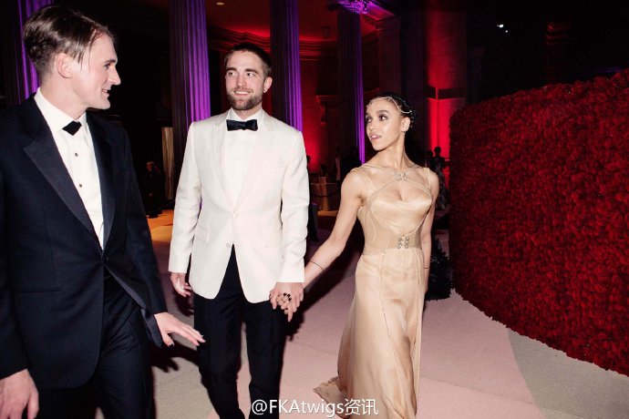 组图:暮光男罗伯特订婚 与女友昔日恩爱照配一脸