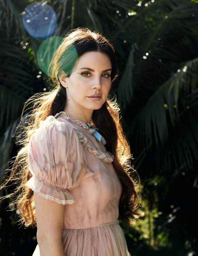 打雷姐登封面温婉又清纯 卷发及腰风韵迷人