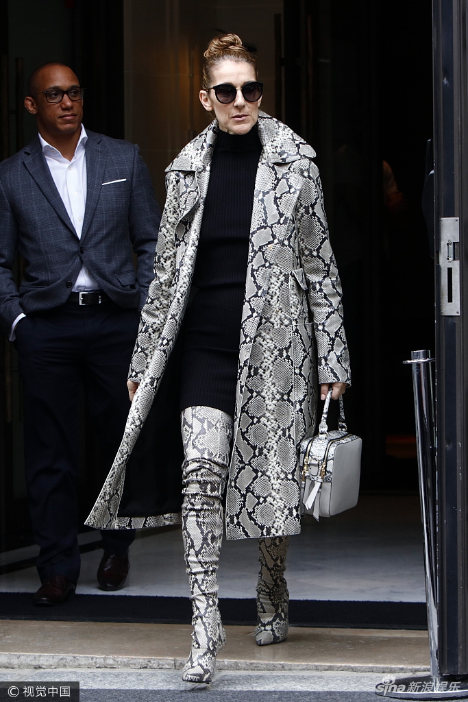 席琳迪翁穿蛇皮衣玩另类时尚 高举双手狂送飞吻