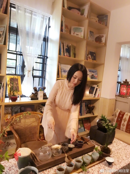 杨钰莹泡茶