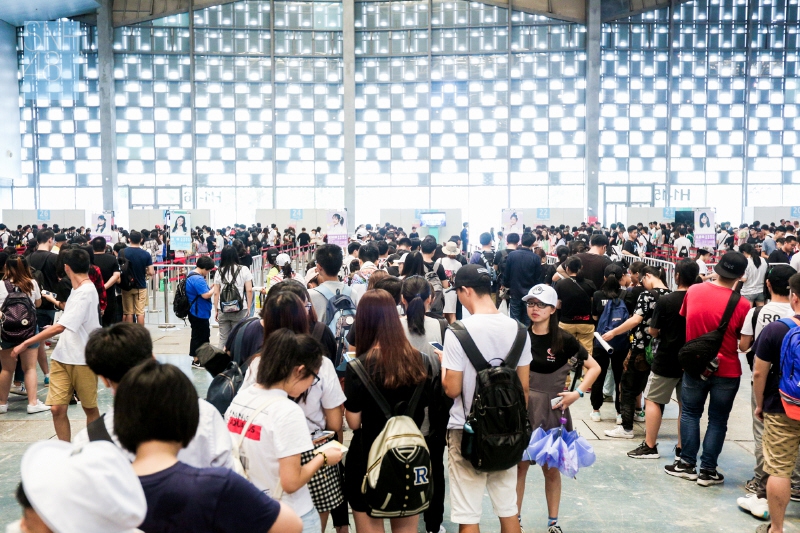 snh48举行握手会 鞠婧祎送粉丝千杯饮料