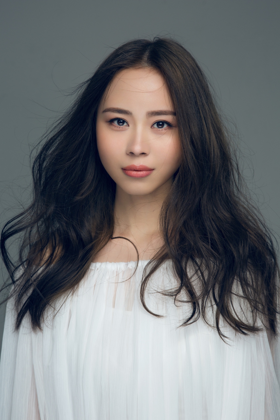 组图:袁莉媛《也许再见》上线 新写真显随性